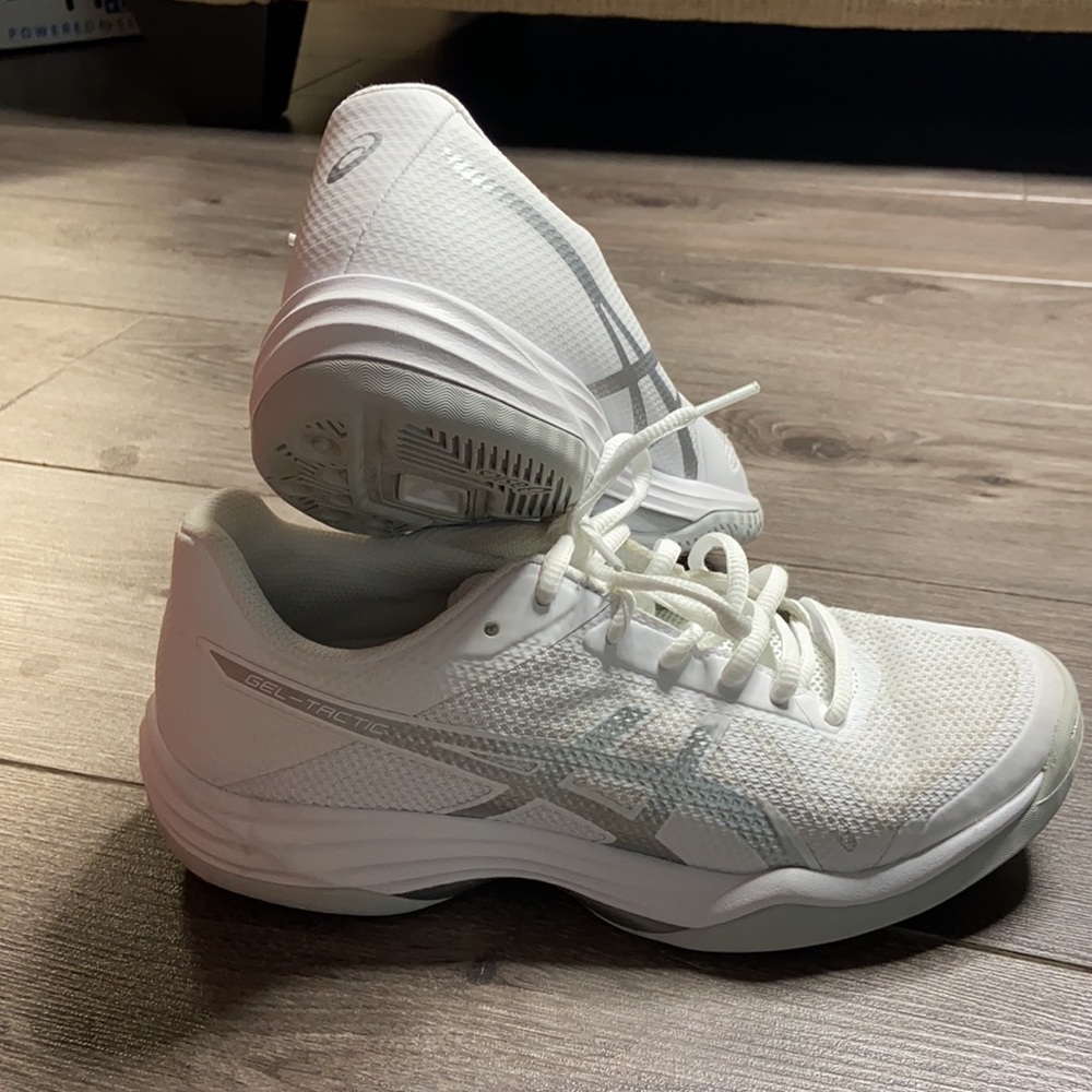 ASICS white size 7 excellent condition 🤍